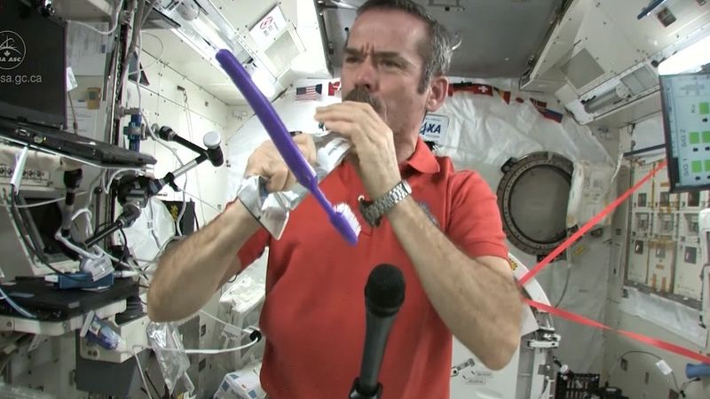 Astronauci pokazali jak radzą sobie z codziennymi czynnościami jak mycie zębów lub włosów