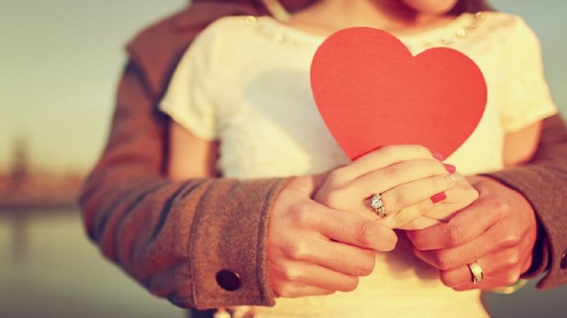 Psychologowie zdradzili osiem rzeczy, które sprawiają, że inni się w nas zakochują