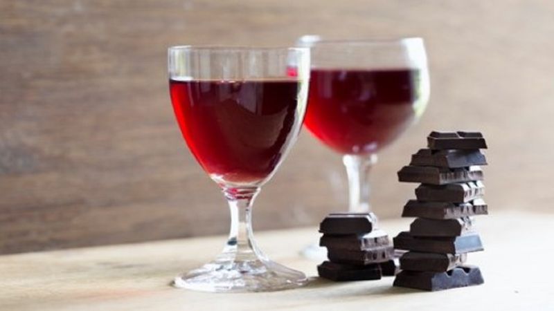 Czerwone wino i gorzka czekolada naprawdę mają pozytywny wpływ na nasze zdrowie