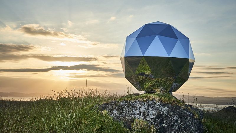 Na orbicie krąży obiekt wyglądający jak kula dyskotekowa. Jest widoczny z powierzchni Ziemi