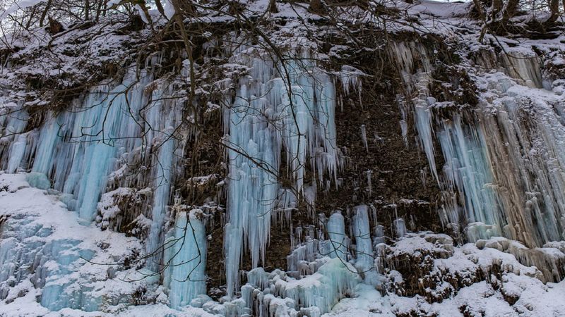 Wieś na Podkarpaciu oferuje piękną zimową atrakcję. Od lodowych wodospadów trudno oderwać wzrok