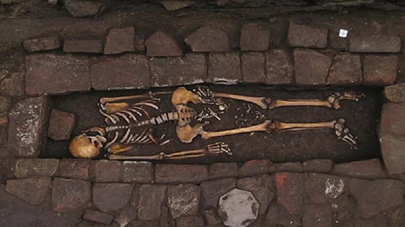 Analiza średniowiecznej mogiły ujawniła, że ciężarna kobieta „urodziła” w grobie po swojej śmierci
