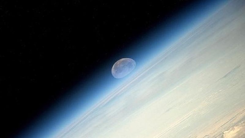 Nagranie Księżyca chowającego się za naszą planetą wygląda naprawdę spektakularnie