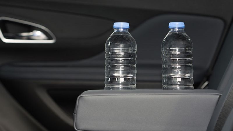 Strażacy ostrzegają, by nie zostawiać butelki z wodą w zaparkowanym samochodzie w słoneczne dni