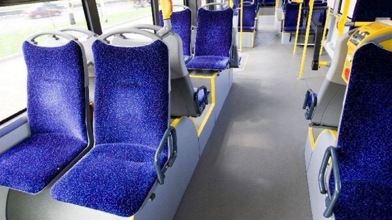 Brudna prawda o siedzeniach w autobusach. Skąd się wziął paskudny wzór i co skrywa materiał?