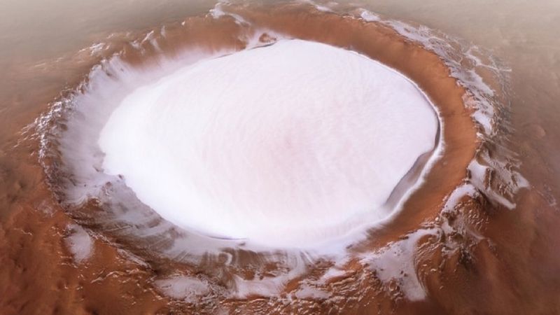 Oszałamiające zdjęcia z widokiem na marsjański krater, który jest całkowicie wypełniony lodem
