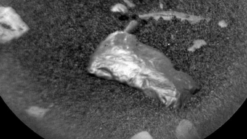 Łazik Curiosity odkrył tajemniczy błyszczący obiekt na zakurzonej powierzchni Marsa