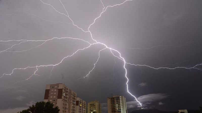 Niespotykane nagranie pioruna uderzającego w odwrotnym kierunku. Widok jest oszałamiający