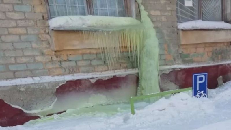 Tym razem śnieg w Rosji przybrał zieloną barwę. Wszystko przez toksyczne substancje z lokalnej fabryki