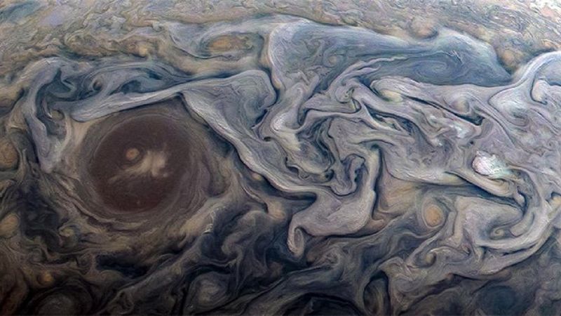 Sonda Juno po raz kolejny uchwyciła hipnotyzujące widoki Jowisza. Tym razem z bliska