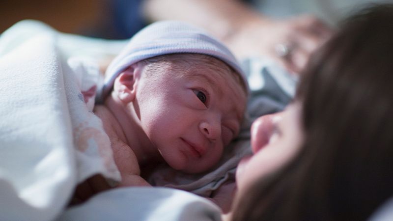 Zdjęcia pokazują, jak zmienia się kształt głowy dziecka podczas porodu, by zmieścić się w kanale rodnym