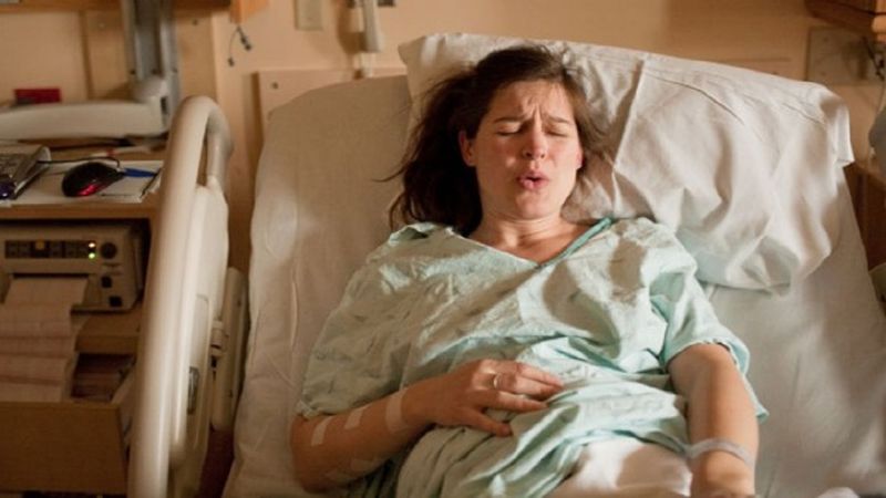 Nieprzyzwoity powód, dla którego leżenie na plecach podczas porodu jest tak popularne