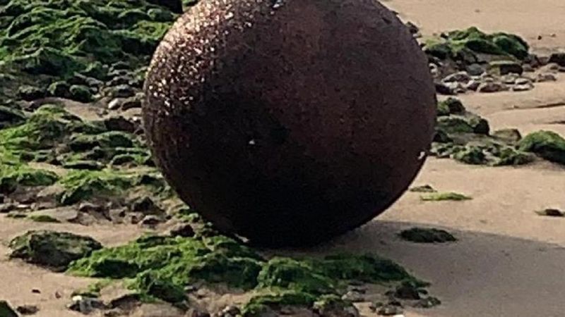 Gigantyczna kula pojawiła się na brzegu w Londynie. Mieszkańcy byli przekonani, że to bomba