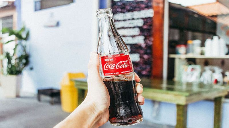 Niektórzy twierdzą, że Coca Cola w szklanej butelce rzeczywiście smakuje lepiej. Skąd to wynika?