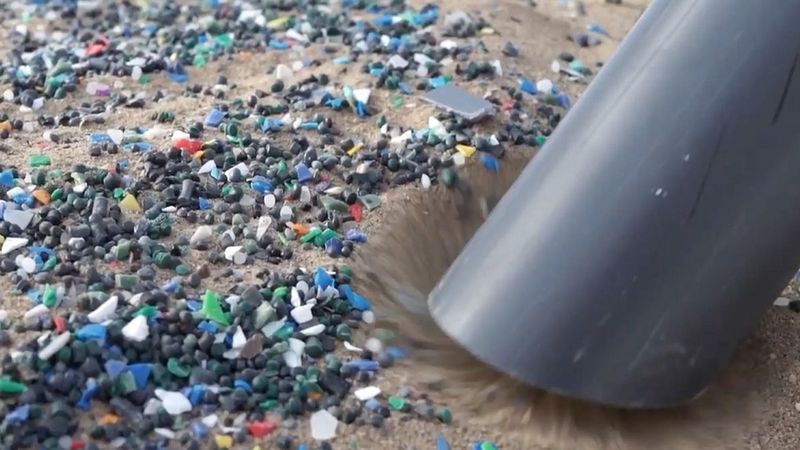 Studenci stworzyli specjalny rodzaj odkurzacza do plastiku, który oczyszcza zaśmiecone plaże