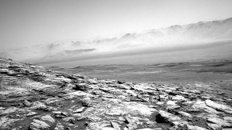 Łazik Curiosity właśnie przesłał zdjęcia samotnego marsjańskiego pustkowia