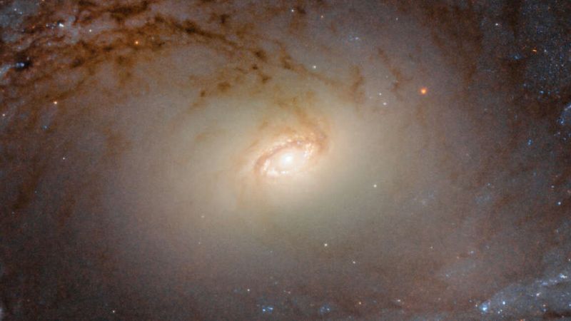 Teleskop Hubble zaskoczył fenomenalnym zdjęciem pobliskiej galaktyki spiralnej IC 2051