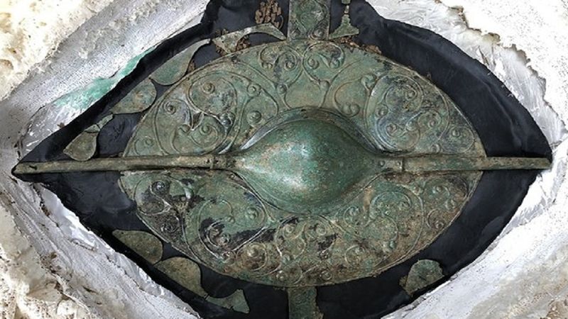Celtycka tarcza odnaleziona przez archeologów uważana za najważniejszy brytyjski obiekt tysiąclecia