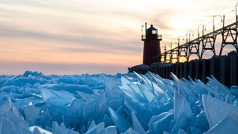Wir polarny i ekstremalne temperatury zamieniły jezioro Michigan w lodową krainę z bajki