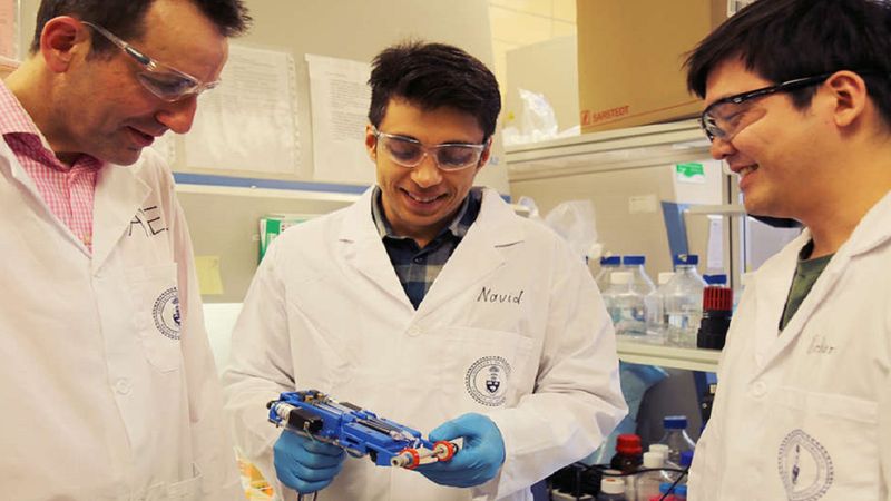 Zespół opracował ręczną biodrukarkę 3D, która jest w stanie „drukować” komórki skóry na ranach