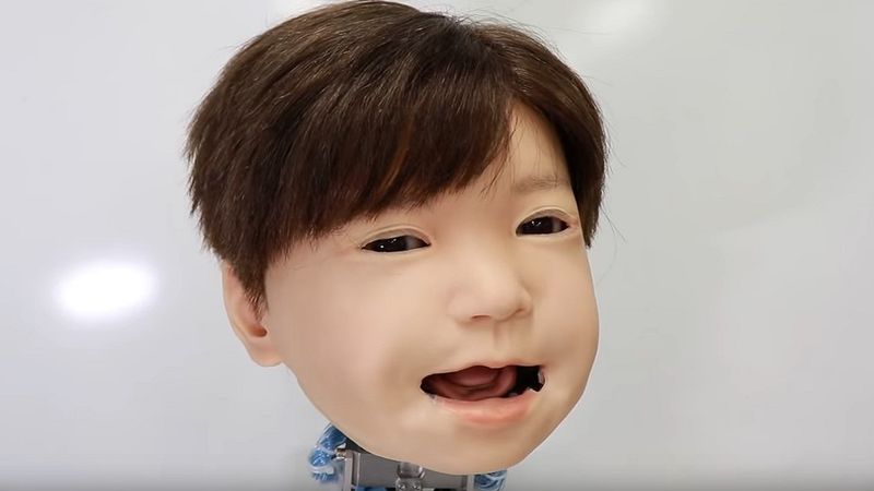 Japończycy stworzyli robotyczne dziecko, które jest w stanie „odczuwać ból i pokazywać emocje”