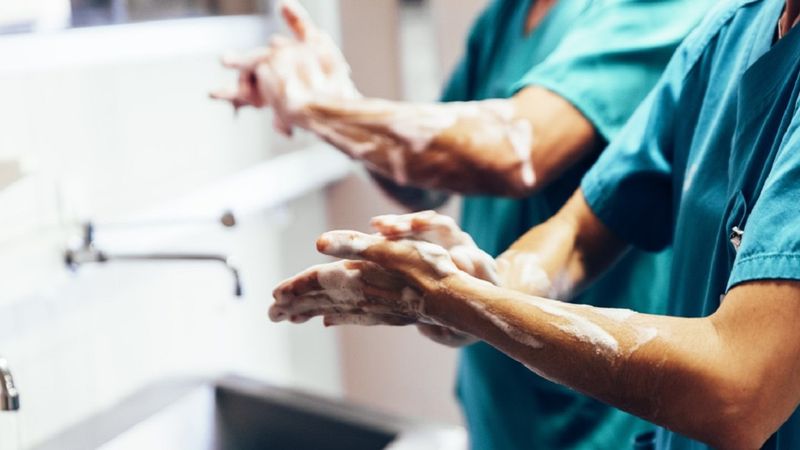 Jak poprawnie i czym najlepiej myć ręce? Mikrobiolog wyjaśnia pewne kwestie i rozwiewa wątpliwości