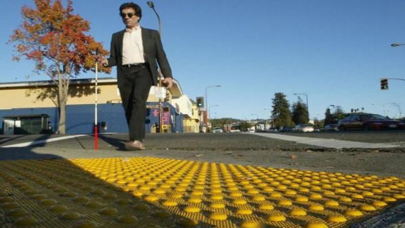 Po co właściwie na chodnikach znajdują się żółte wypustki, które widzimy w większości miast?
