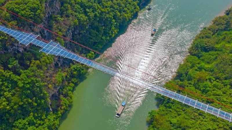 Najdłuższy szklany most na świecie już otwarty. Chiny po raz kolejny pobiły rekord Guinnessa