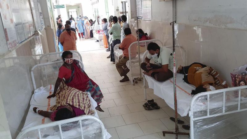Piekące oczy i napady drgawek. W Indiach hospitalizowano 300 osób z powodu tajemniczej choroby