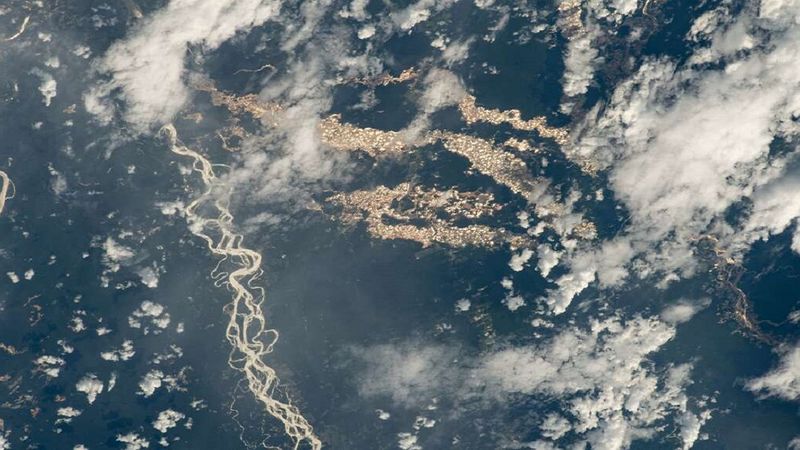 Niezwykłe zdjęcie wykonane z pokładu ISS pokazuje peruwiańską część Amazonii mieniącą się złotem