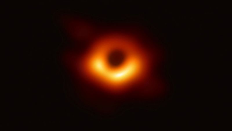 Astronomowie podzielili się ulepszonym zdjęciem czarnej dziury. Ujawnia wiele szczegółów