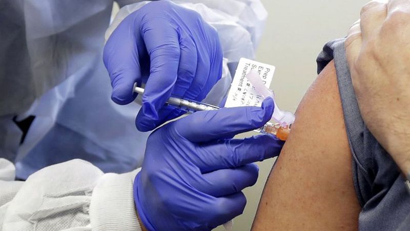 Dlaczego szczepionki przeciwko COVID-19 mogą wywoływać skutki uboczne?