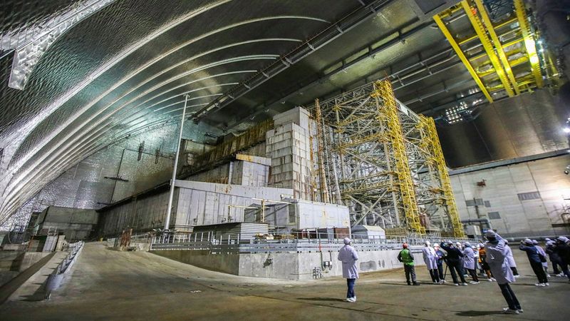 Reakcje jądrowe budzą się w zgliszczach zniszczonej elektrowni w Czarnobylu
