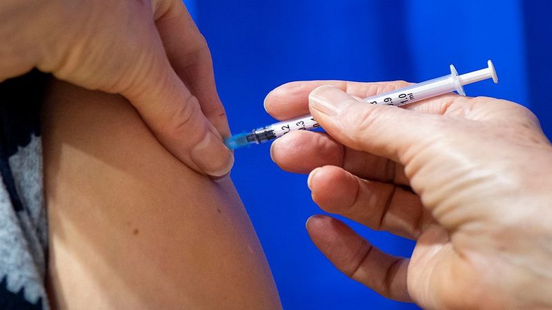 Pewnej kobiecie przez pomyłkę podano sześć dawek szczepionki przeciw COVID-19