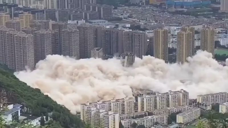 Zobacz, jak 15 wieżowców zostaje zrównane z ziemią w katastrofalnej eksplozji