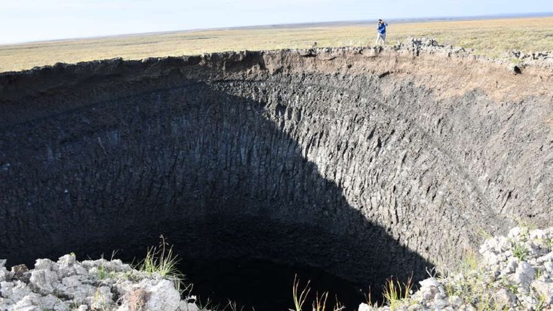 Naukowcy w końcu ustalili co powoduje powstawanie gigantycznych dziur na Syberii
