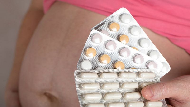 Przyjmowanie paracetamolu w ciąży wcale nie jest takie bezpieczne. Warto zachować ostrożność