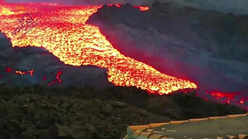 Dramatyczne nagranie pokazuje „tsunami lawy” wyrzucane przez wulkan Cumbre Vieja