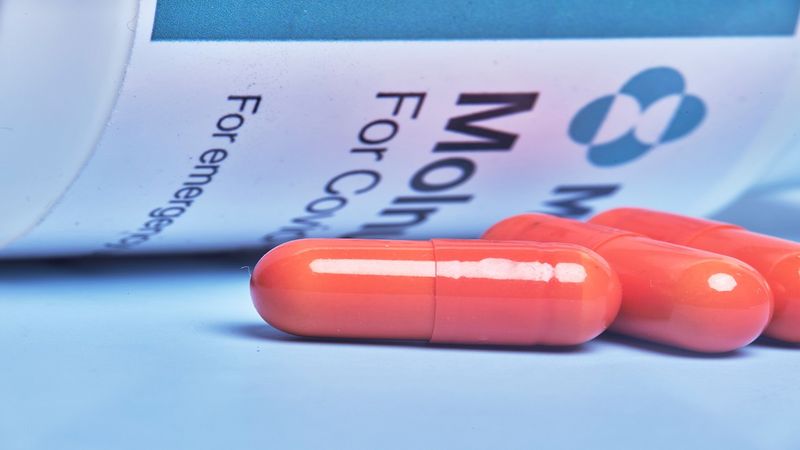 UE oficjalnie wydała zgodę na awaryjne stosowanie tabletki przeciw COVID-19 firmy Merck