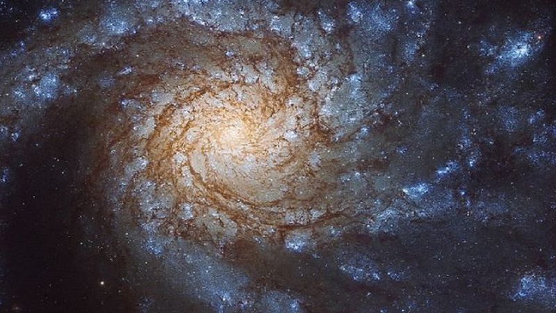 Hipnotyzujące zdjęcia Messiera 99. To ideał tego, jak powinna wyglądać galaktyk spiralna