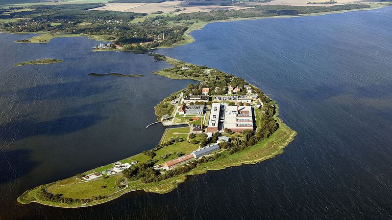 Co się dzieje na wyspie plag, znajdującej się niedaleko niemieckiego miasta Greifswald?