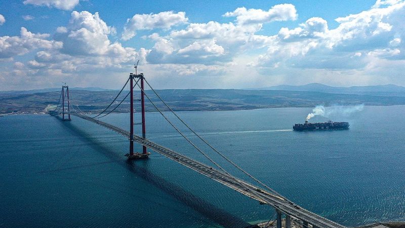 Najdłuższy wiszący most na świecie został oficjalnie otwarty. Łączy Europę z Azją