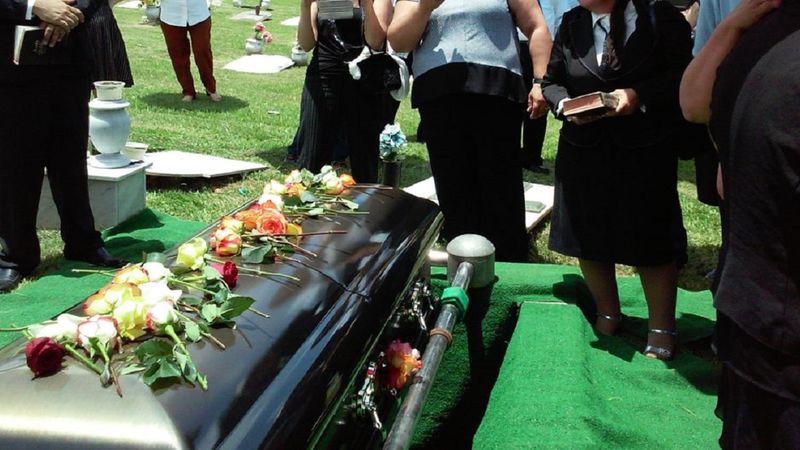Kobieta „obudziła się” podczas własnego pogrzebu. Kilka godzin później znów uznano ją za martwą