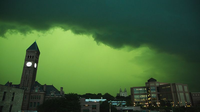 Niebo nad Południową Dakotą przybrało apokaliptyczny odcień zieleni. Dość surrealistyczny widok