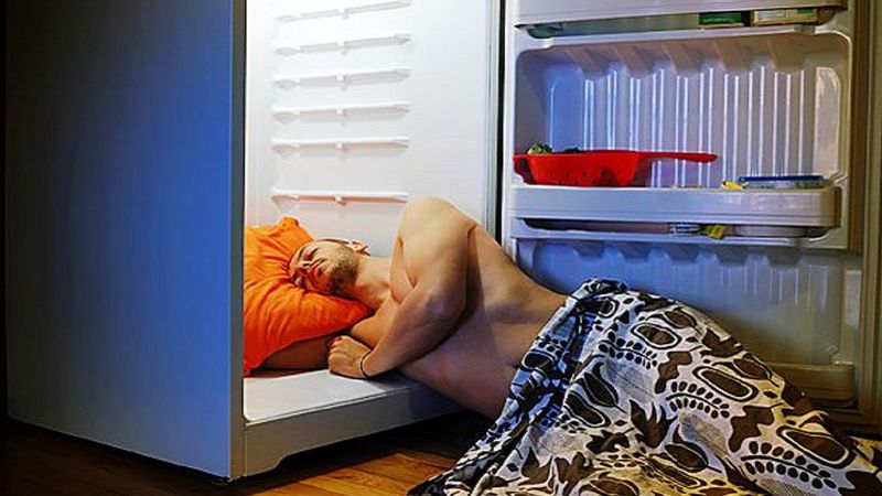 Zbyt gorąco, by spać? Kilka wskazówek, które pomogą ci się ochłodzić i umożliwią zasypianie