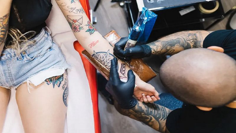 Co trafia do tuszu do tatuażu? Ukryte składniki pigmentów mogą powodować problemy zdrowotne
