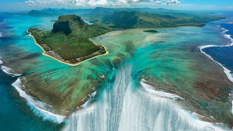 Skąd się wziął ten dramatyczny podwodny wodospad na Mauritiusie? Widok jest niesamowity