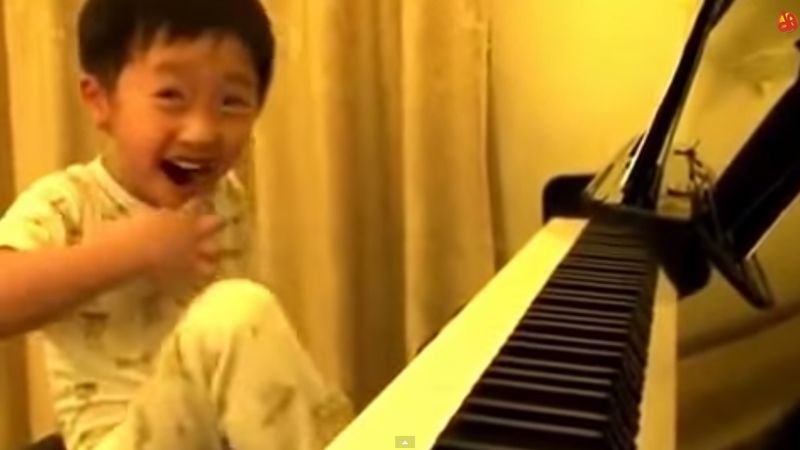 Myślałem, że ten 4-latek będzie się tylko wygłupiał przed pianinem. Do czasu, aż nie zaczął grać… Wow!
