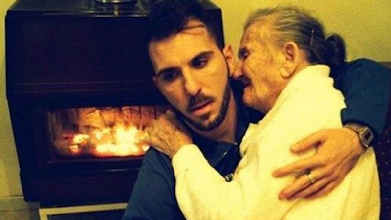 To, co ten mężczyzna zrobił dla swojej babci poruszyło cały internet… Moje serce również. Piękny gest.