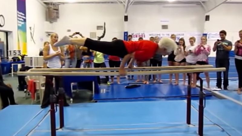 89-letnia kobieta weszła na salę gimnastyczną i zrobiła coś, co sprawiło że wszyscy ZANIEMÓWILI.